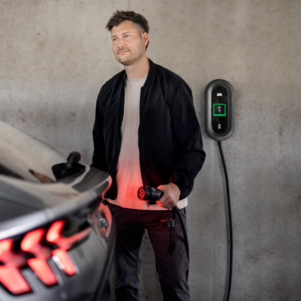 Defa Power S AC-latausasema, musta ja kestävä, näkyy selkeästi latausliittimineen ja modernina latausratkaisuna.